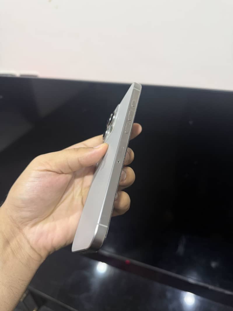 Apple iPhone 16 Pro Max 6