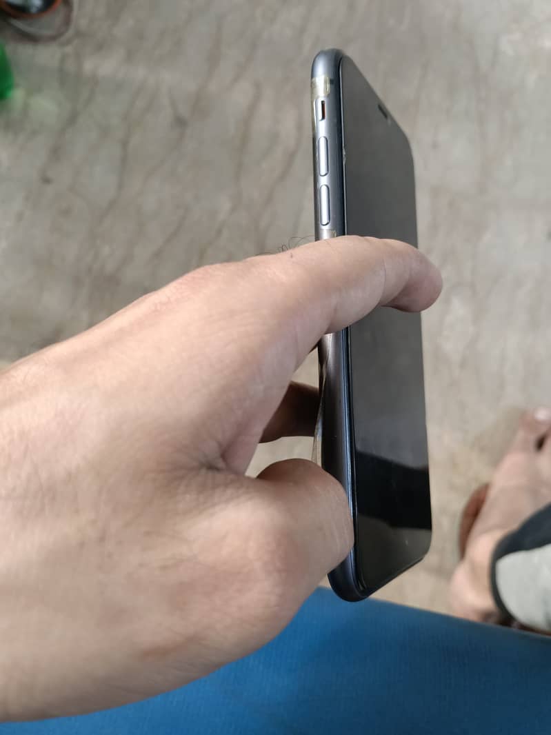 Apple iPhone 11 4
