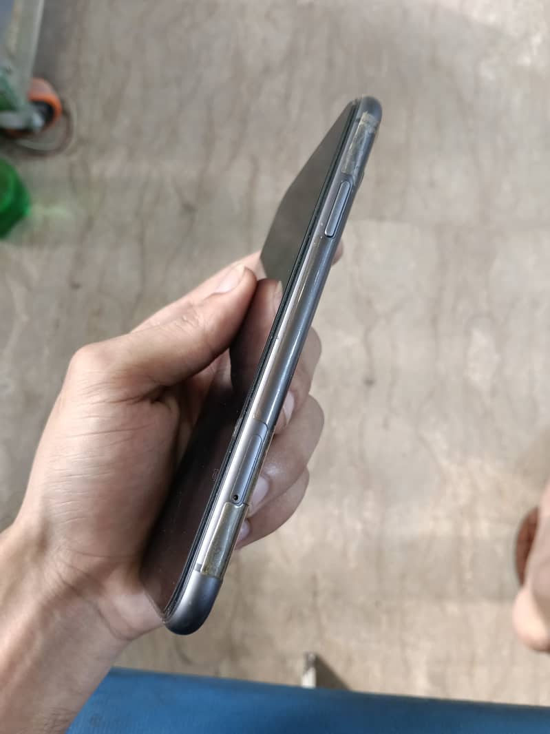 Apple iPhone 11 7