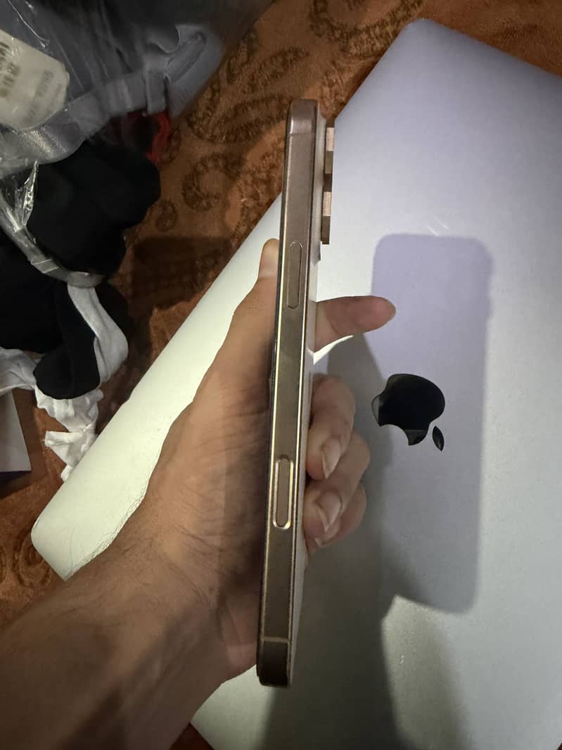 Apple iPhone 16 Pro Max 1