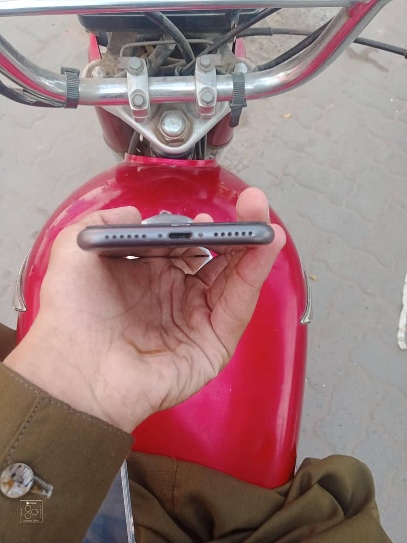 Apple iPhone 8 4