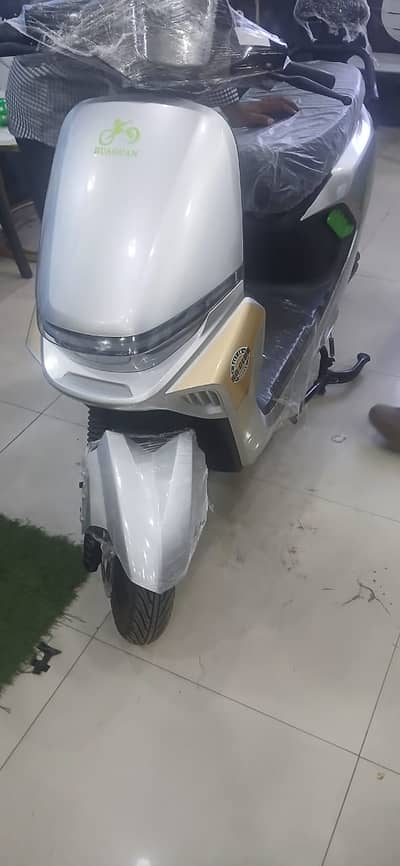 HUAGUAN SPEEDO ELECTRIC SCOOTY