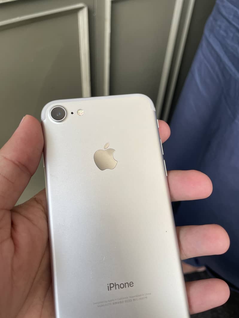 Apple iPhone 7 0