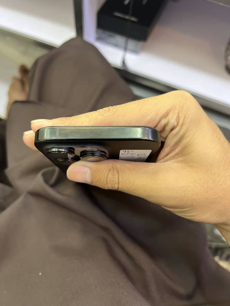 Apple iPhone 16 Pro.   JV 1