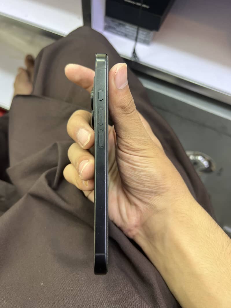 Apple iPhone 16 Pro.   JV 2