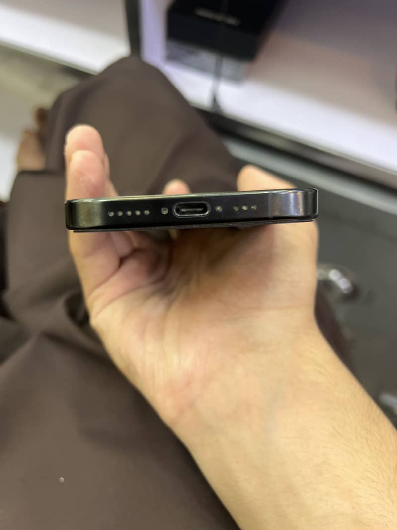 Apple iPhone 16 Pro.   JV 3