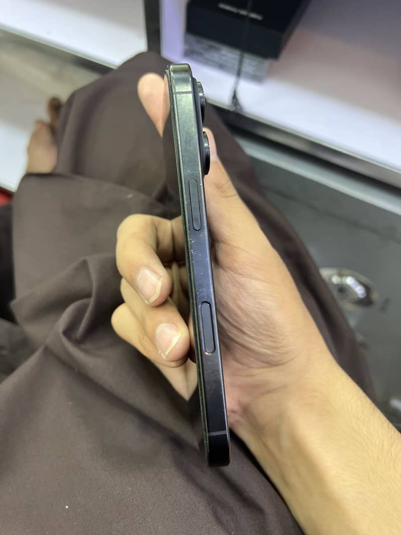 Apple iPhone 16 Pro.   JV 5