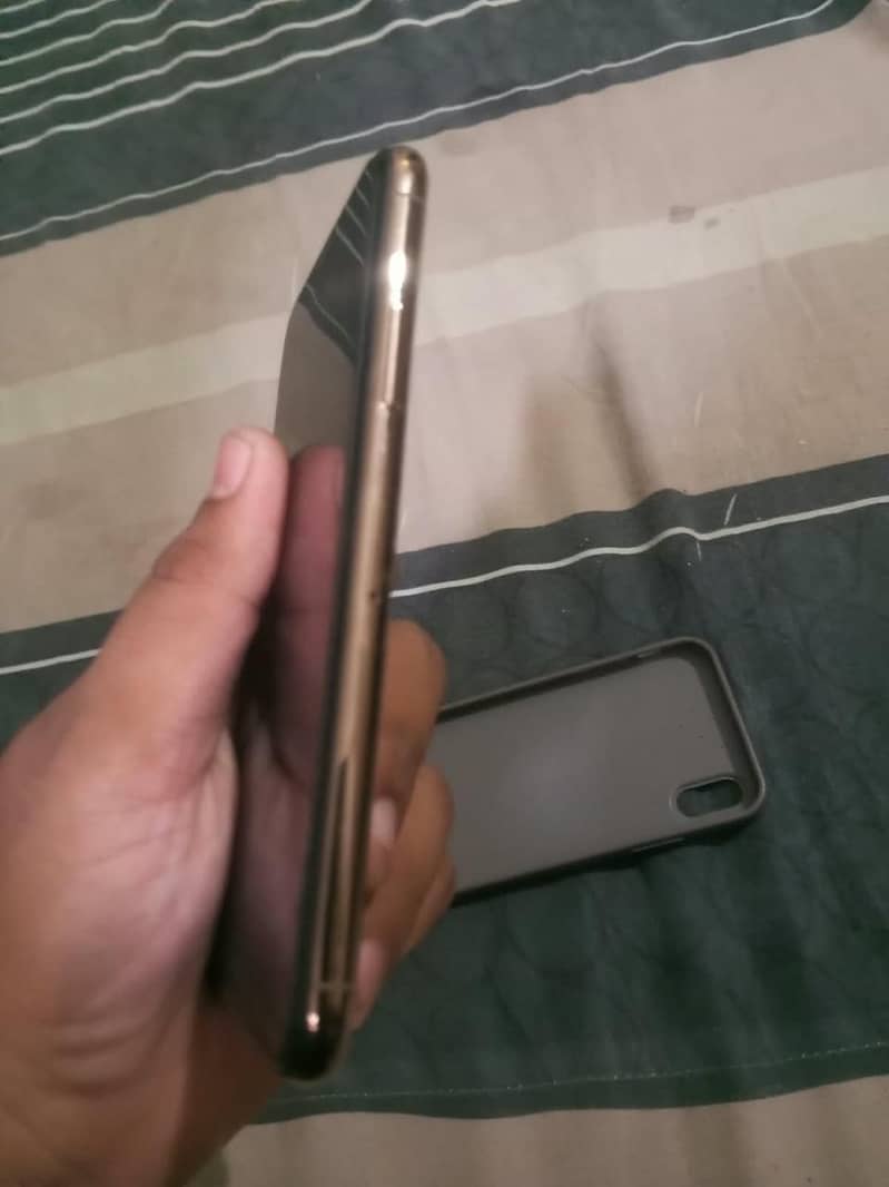 Apple iPhone XS 3