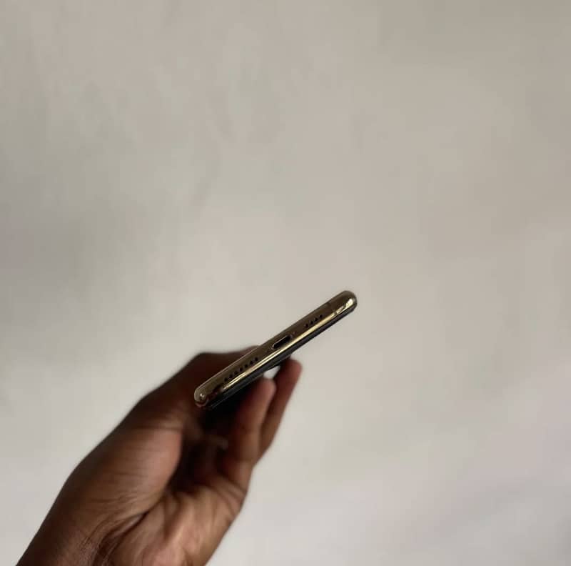 Apple iPhone 11 Pro Max 2
