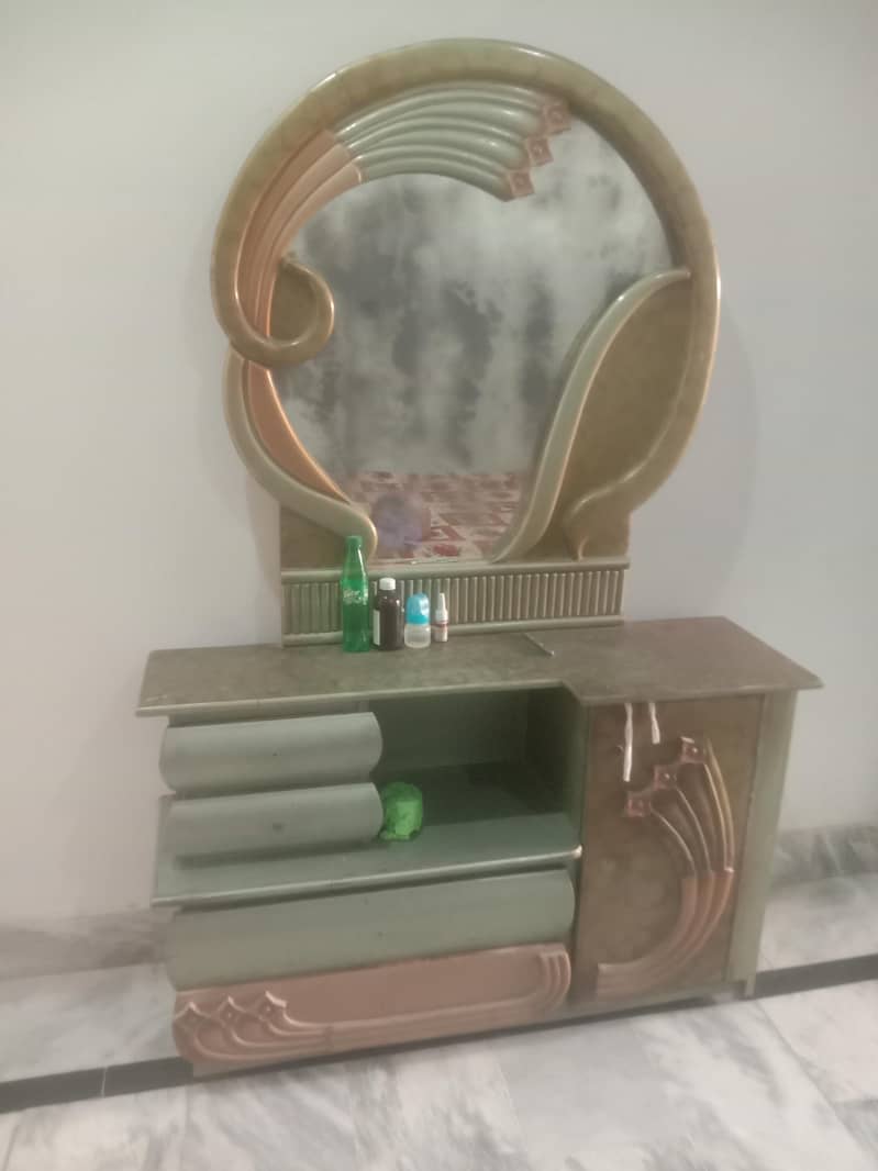 dressing table & bartan almari 3