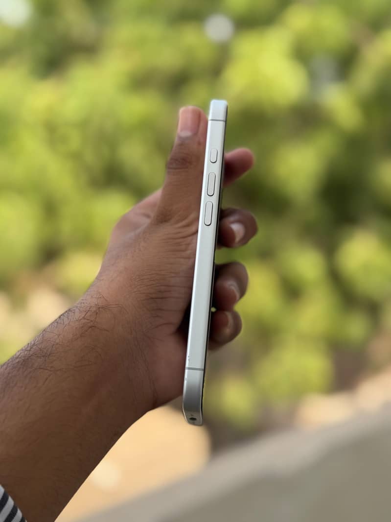 Apple iPhone 16 2