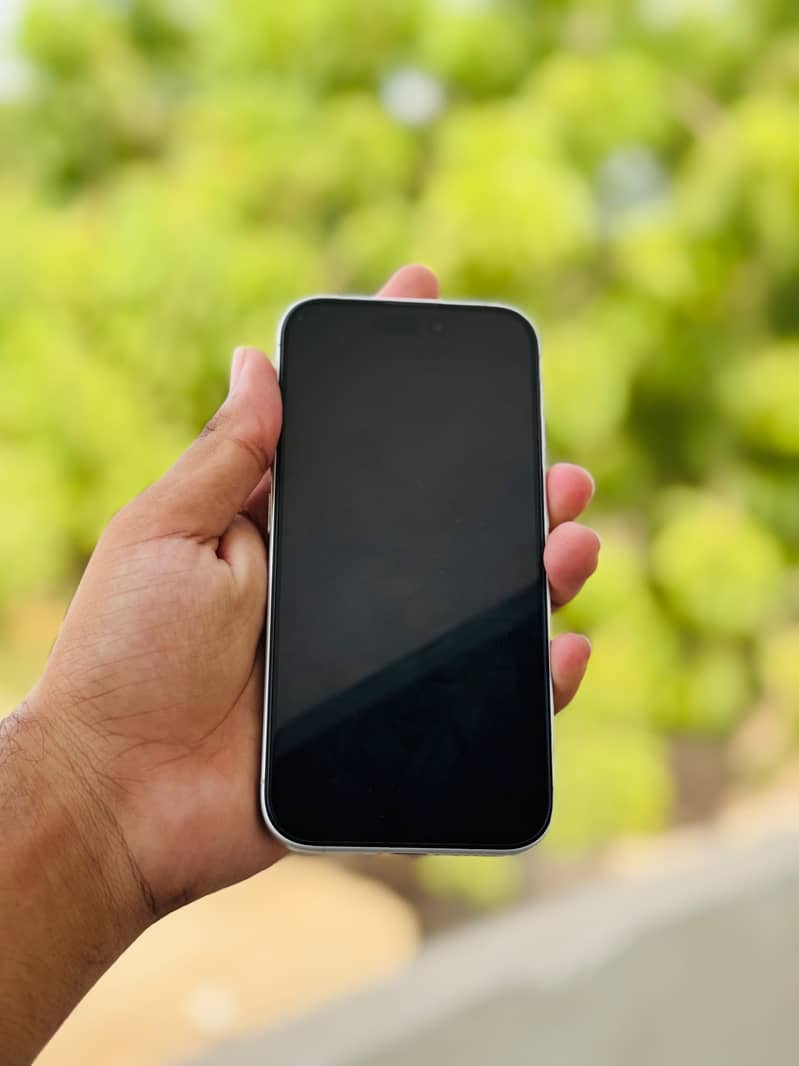 Apple iPhone 16 3