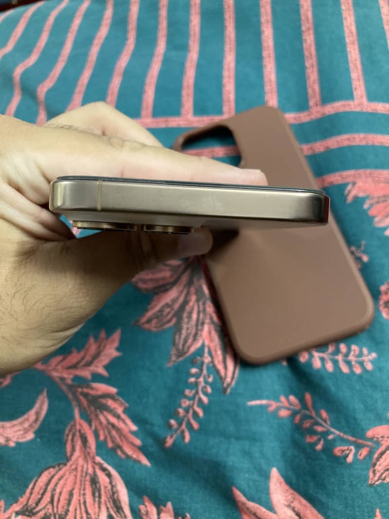 Apple iPhone 16 Pro Max 3