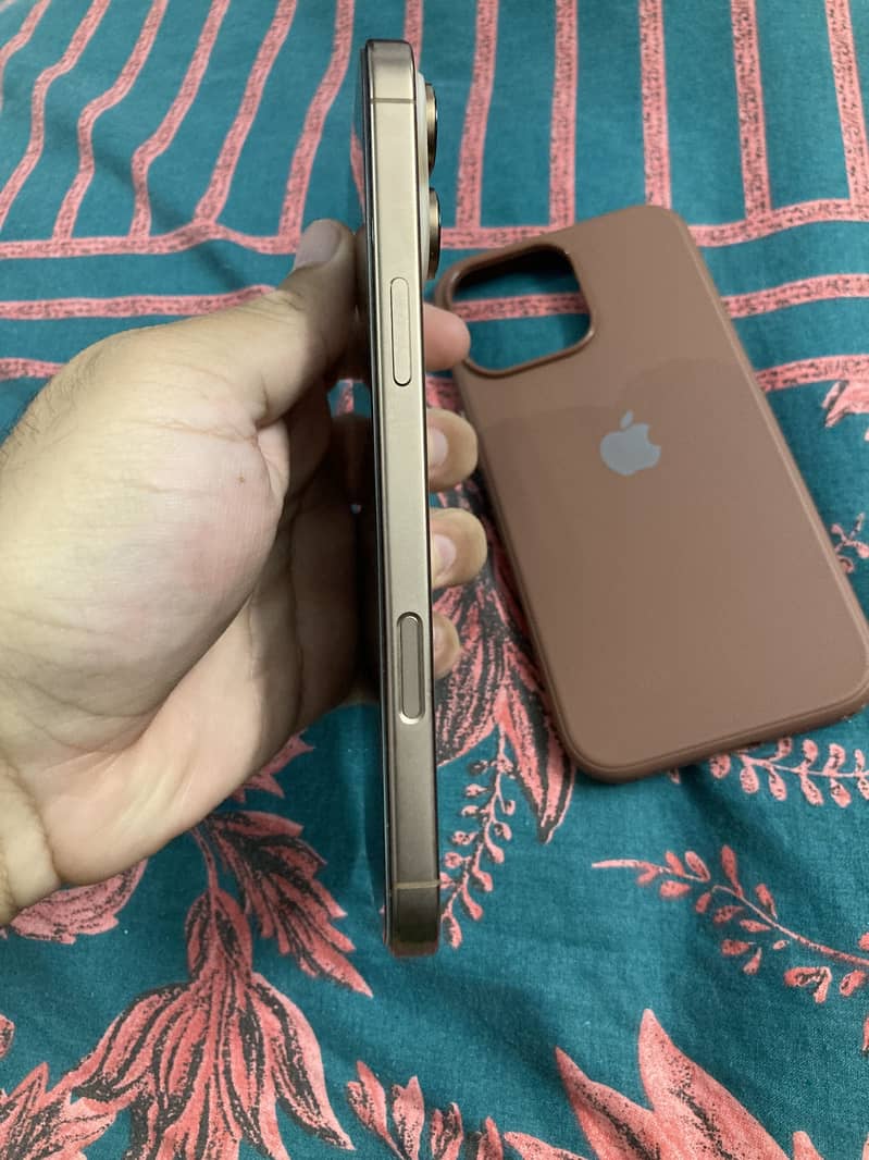 Apple iPhone 16 Pro Max 4