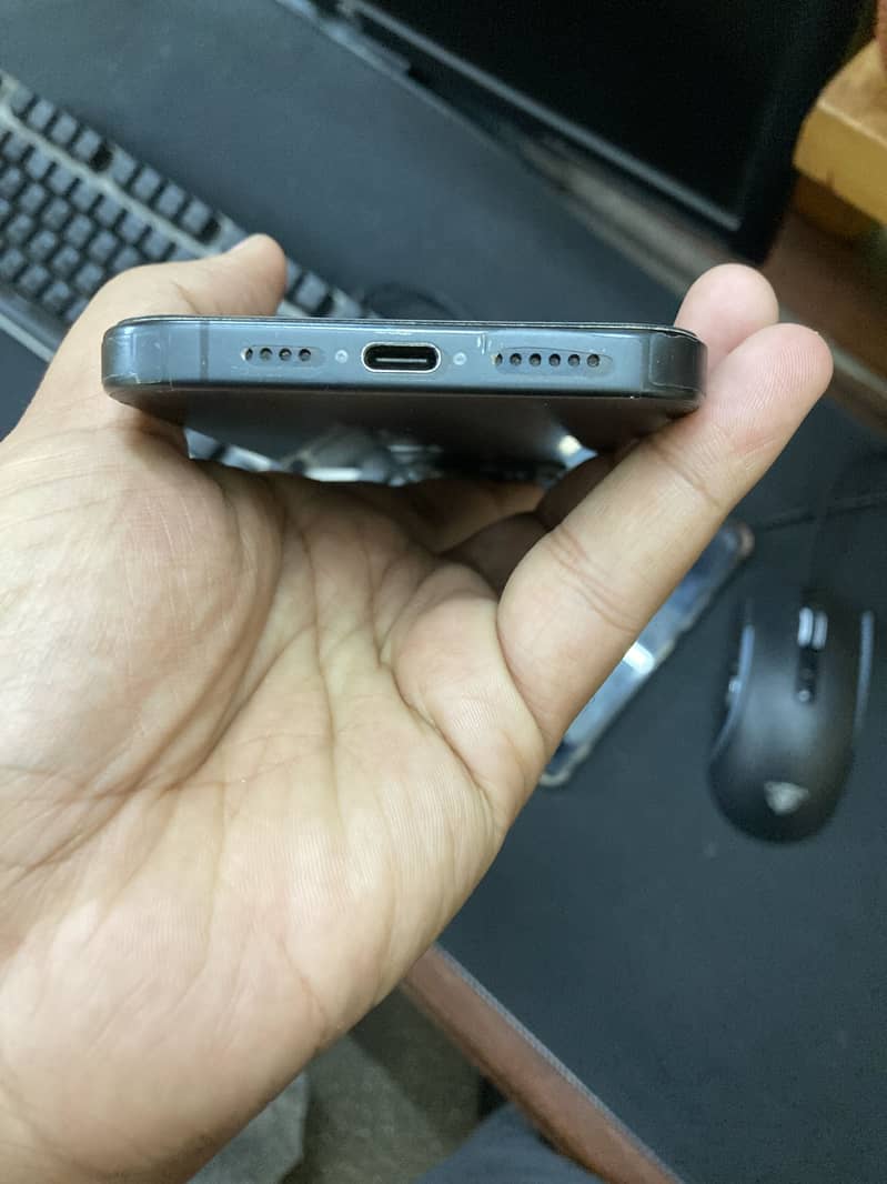 Apple iPhone 15 Pro Max 4