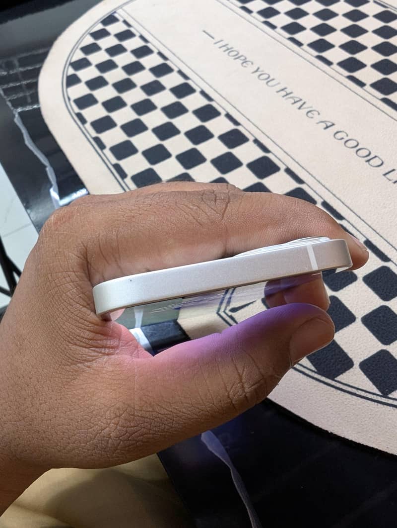 Apple iPhone 13 4