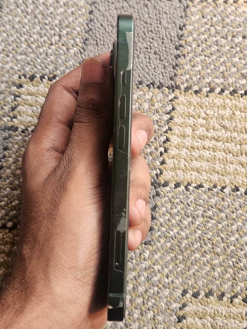 Apple iPhone 13 6