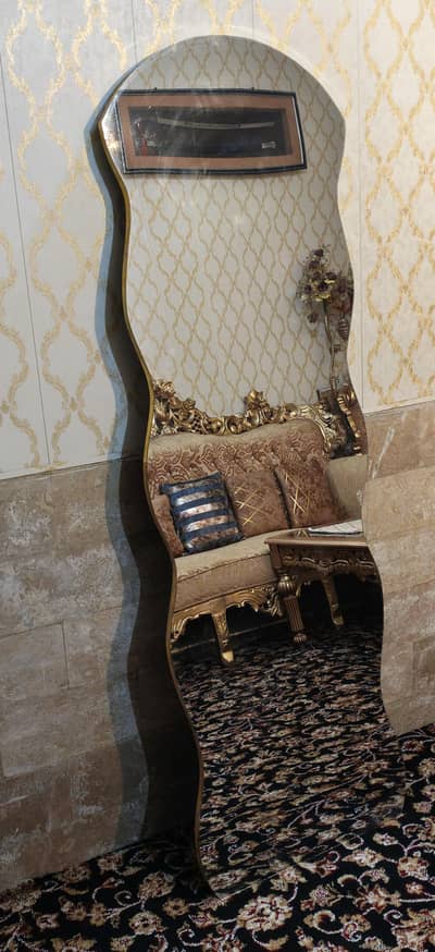 Curved standing mirror