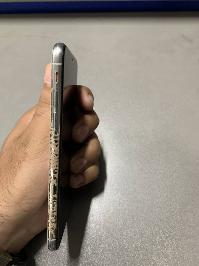 Apple iPhone Xs 2