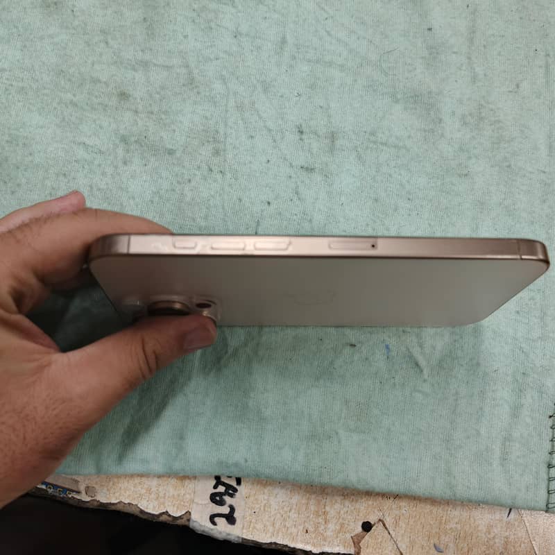Apple iPhone 16 Pro Max 1