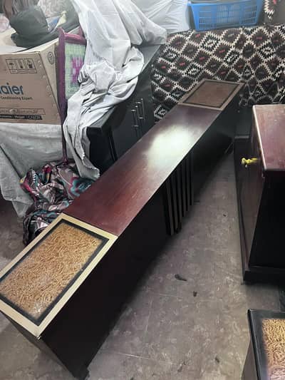 1x bed, 2 side tables, 1x singhaar table with sheseeha or mattress