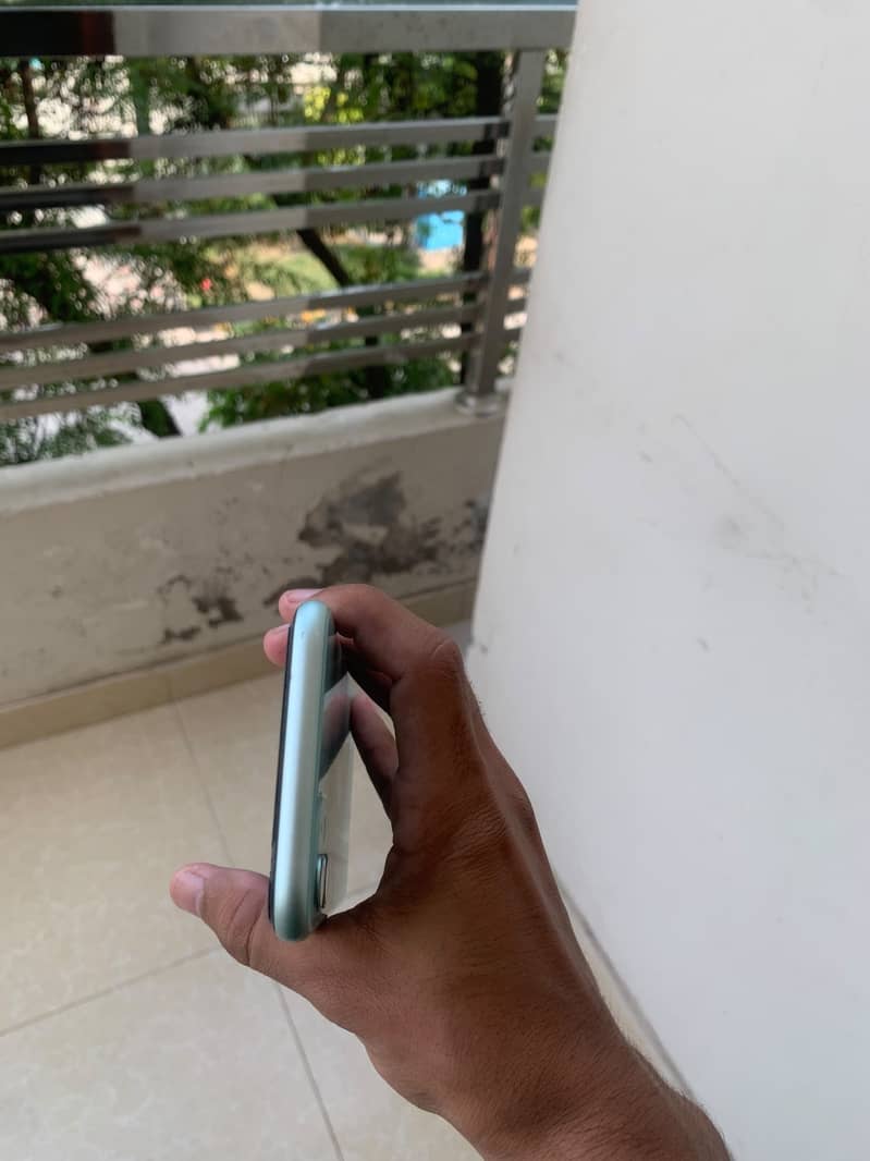 Apple iPhone 11 3