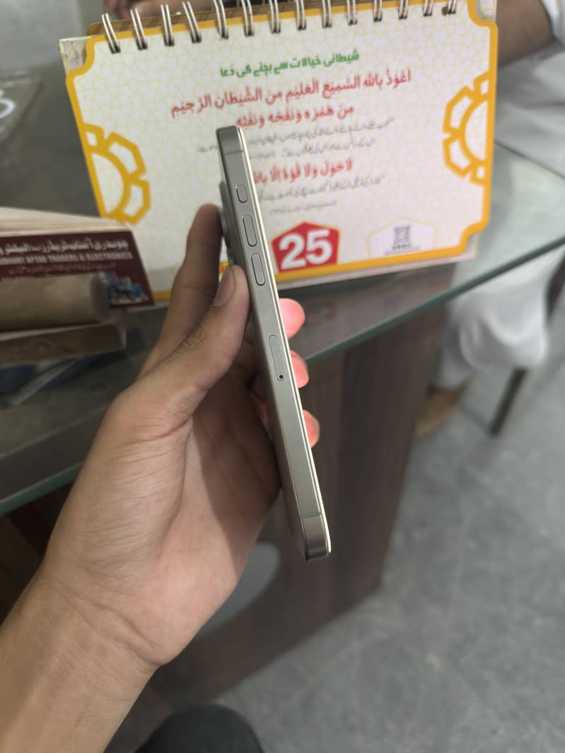 iPhone 15 Pro Max 4