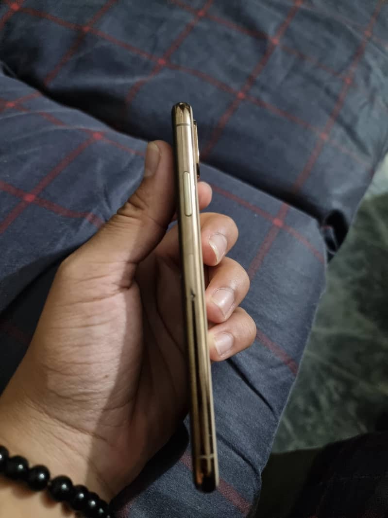 Apple iPhone XS 4