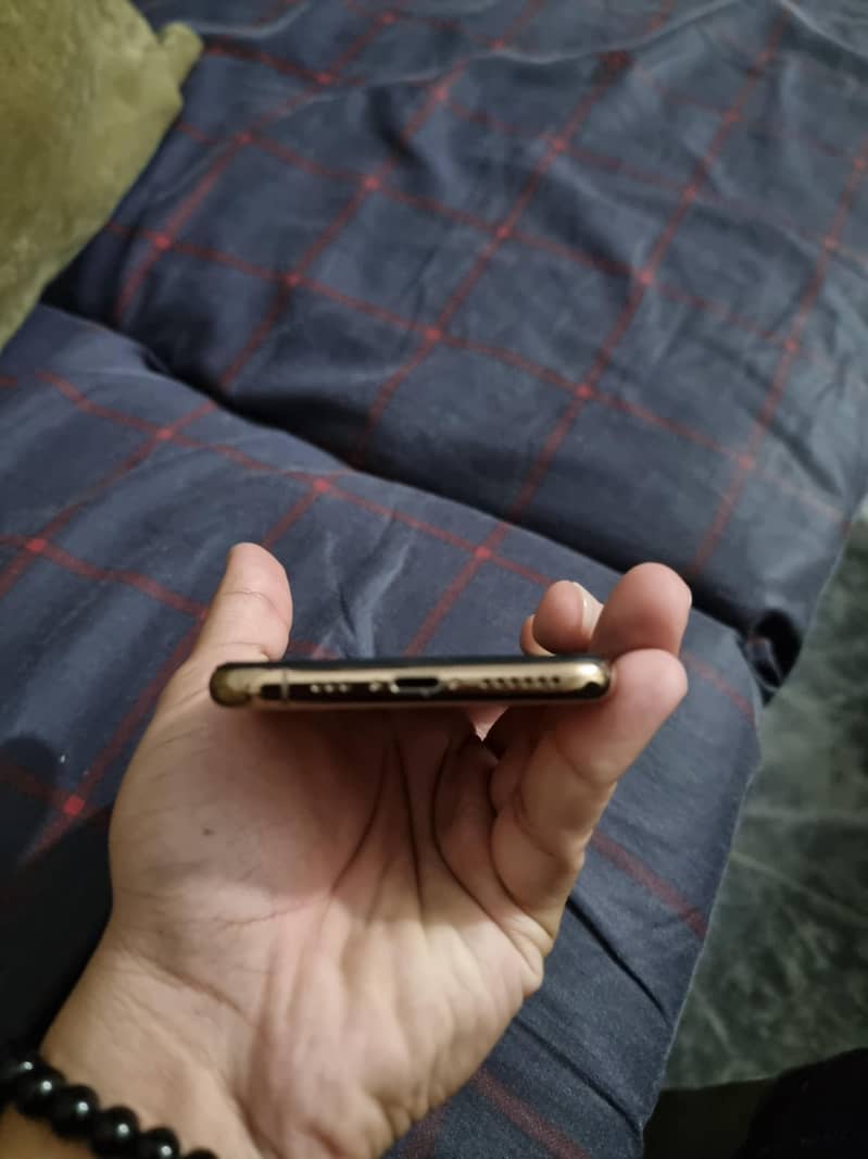 Apple iPhone XS 5