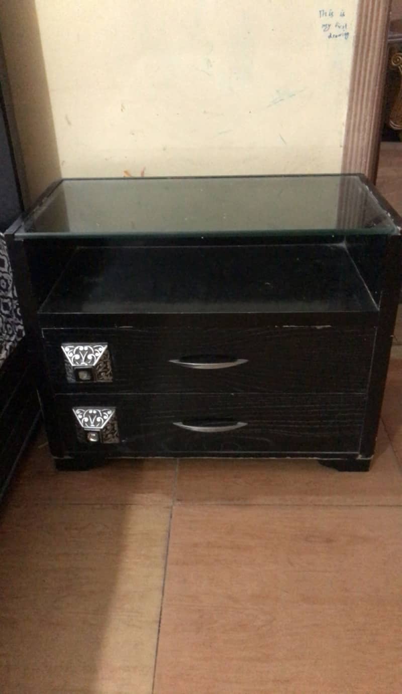 1 bed 2 sidetable 1 dressing table 1