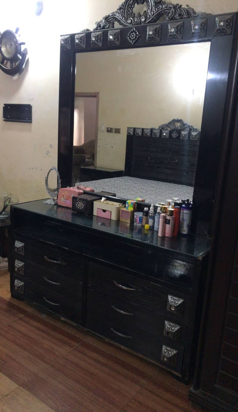 1 bed 2 sidetable 1 dressing table 3