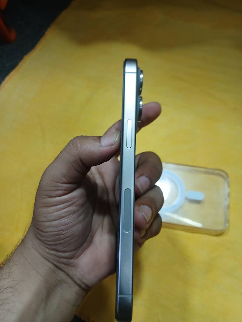 Apple iPhone 15 Pro Max 2