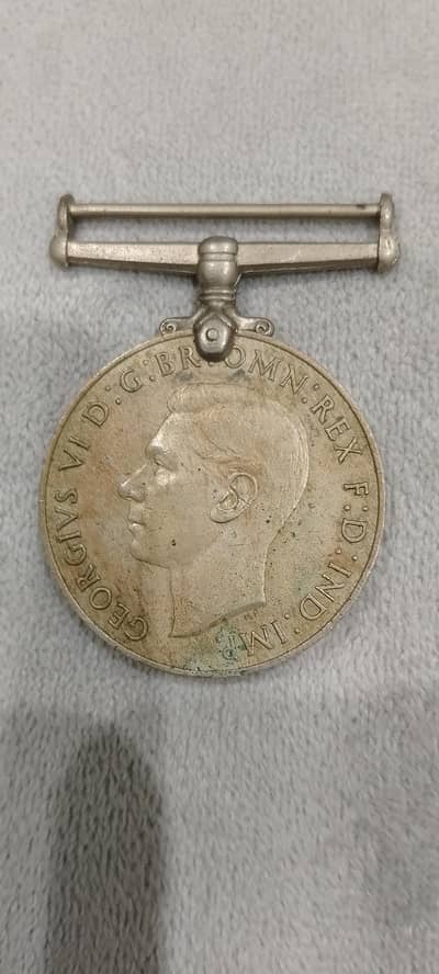 ye Defence Medal h world warr 2 ka 1939 sy 1945 tak ka purana h