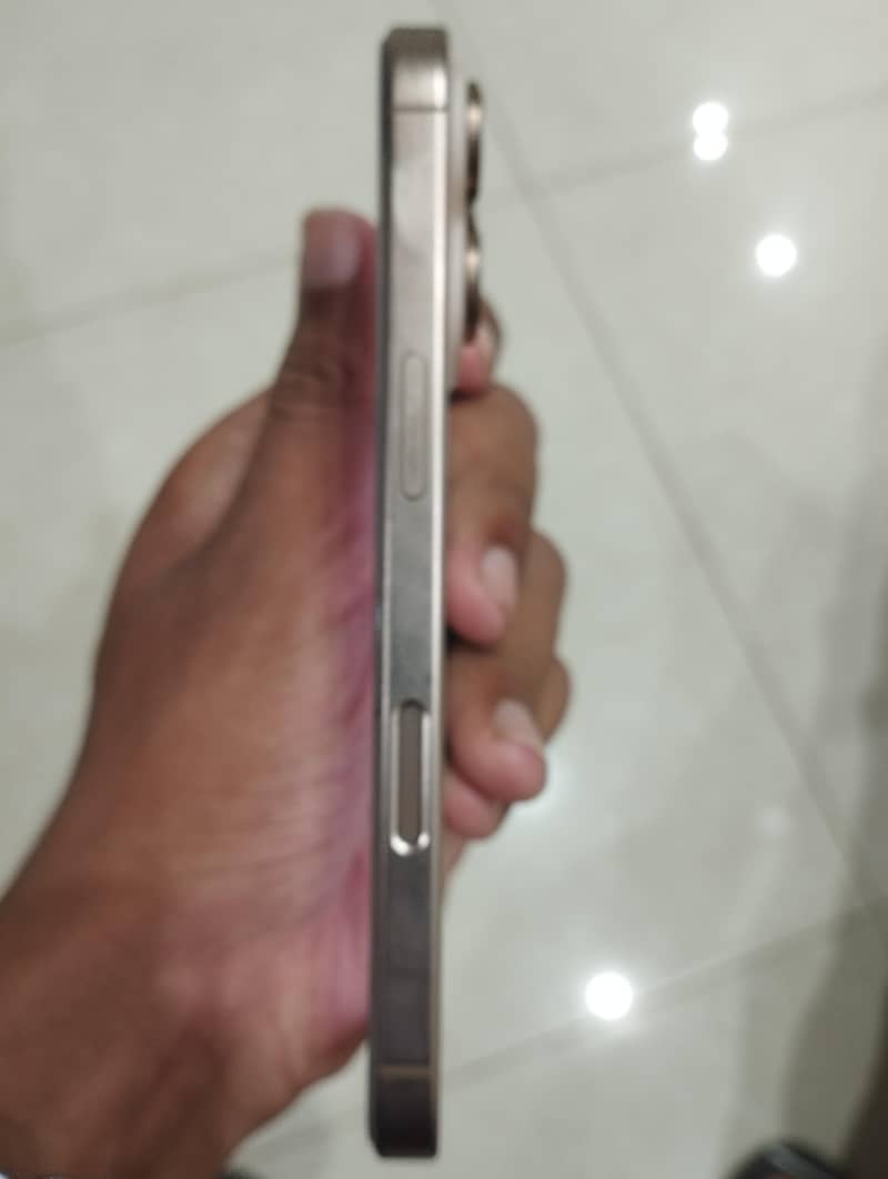 Apple iPhone 16 Pro 3