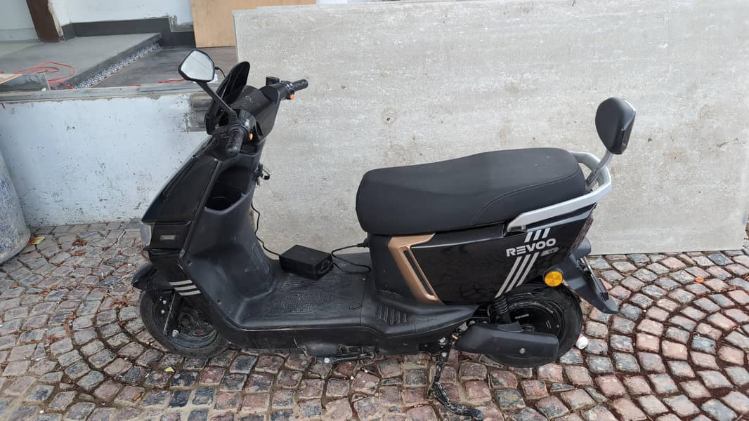 Revoo A12 2