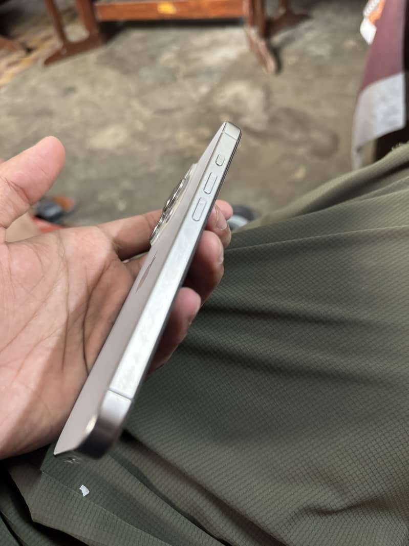 Apple iPhone 15 Pro 3