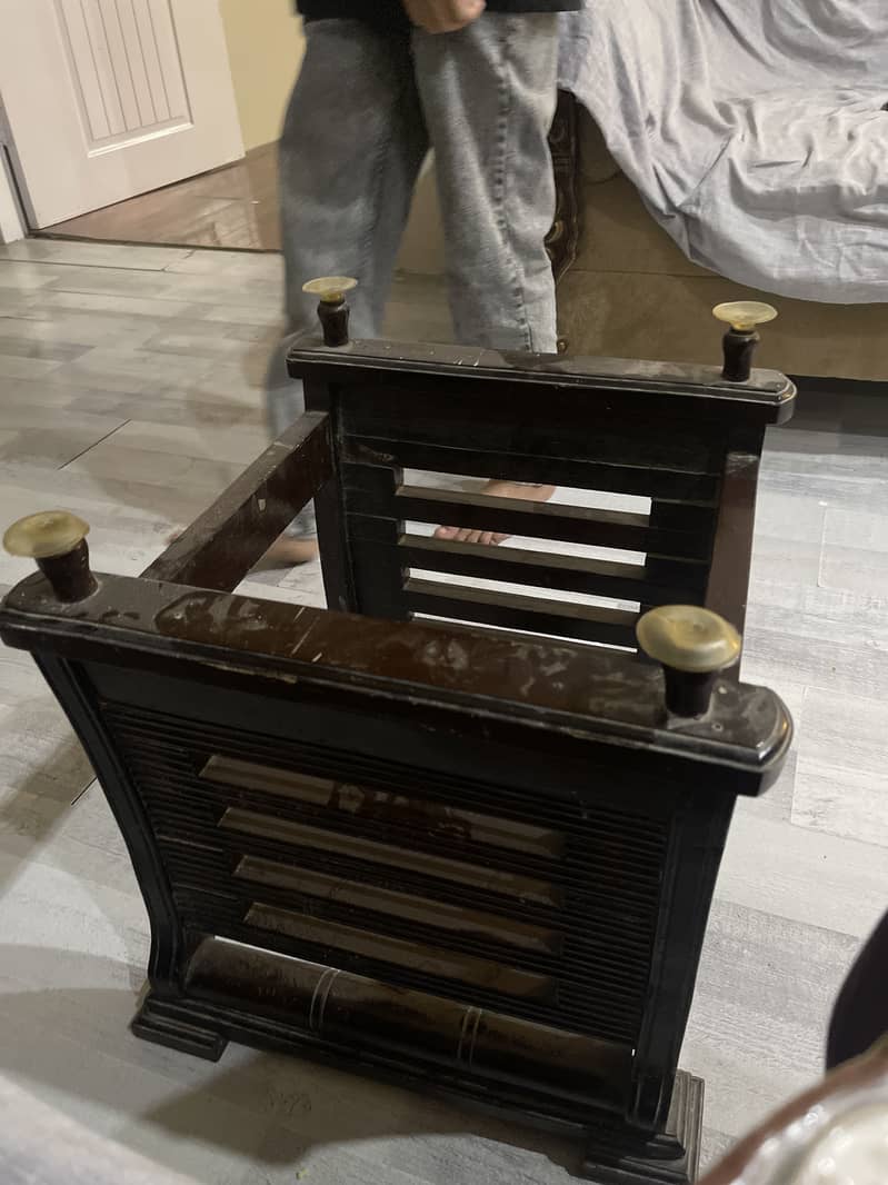 Side table only mirror broken 0