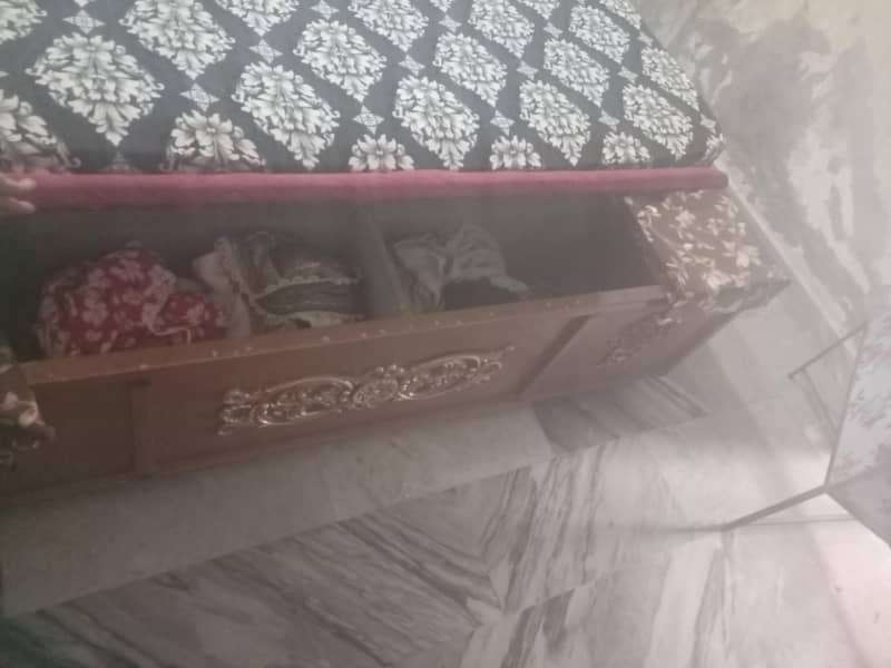 double bed withe side tables and dressing 0