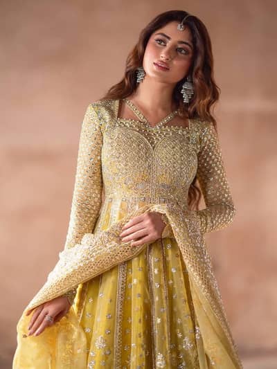 Small sized mehndi lehnga