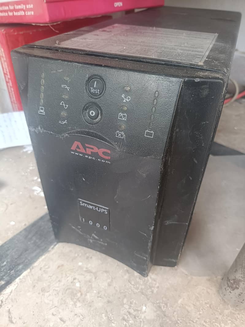 APC 700 W UPS 0