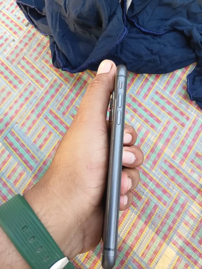 Apple iPhone 11 0