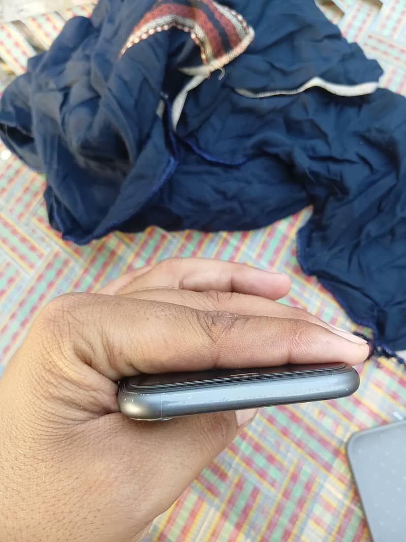 Apple iPhone 11 4