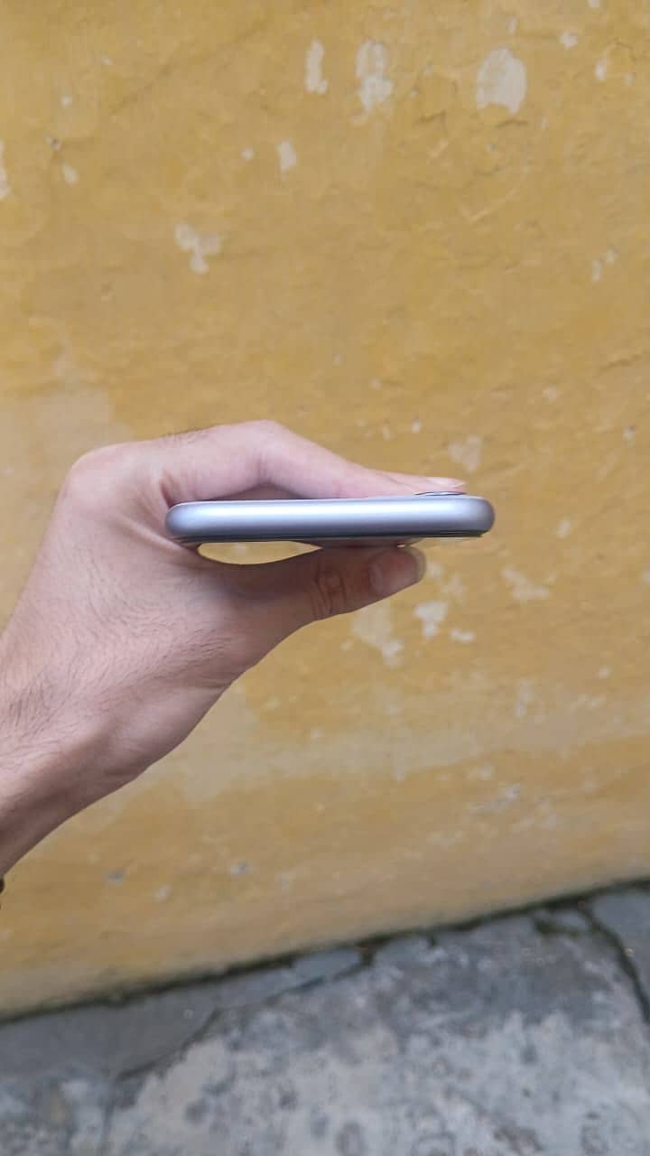 iPhone 11 3