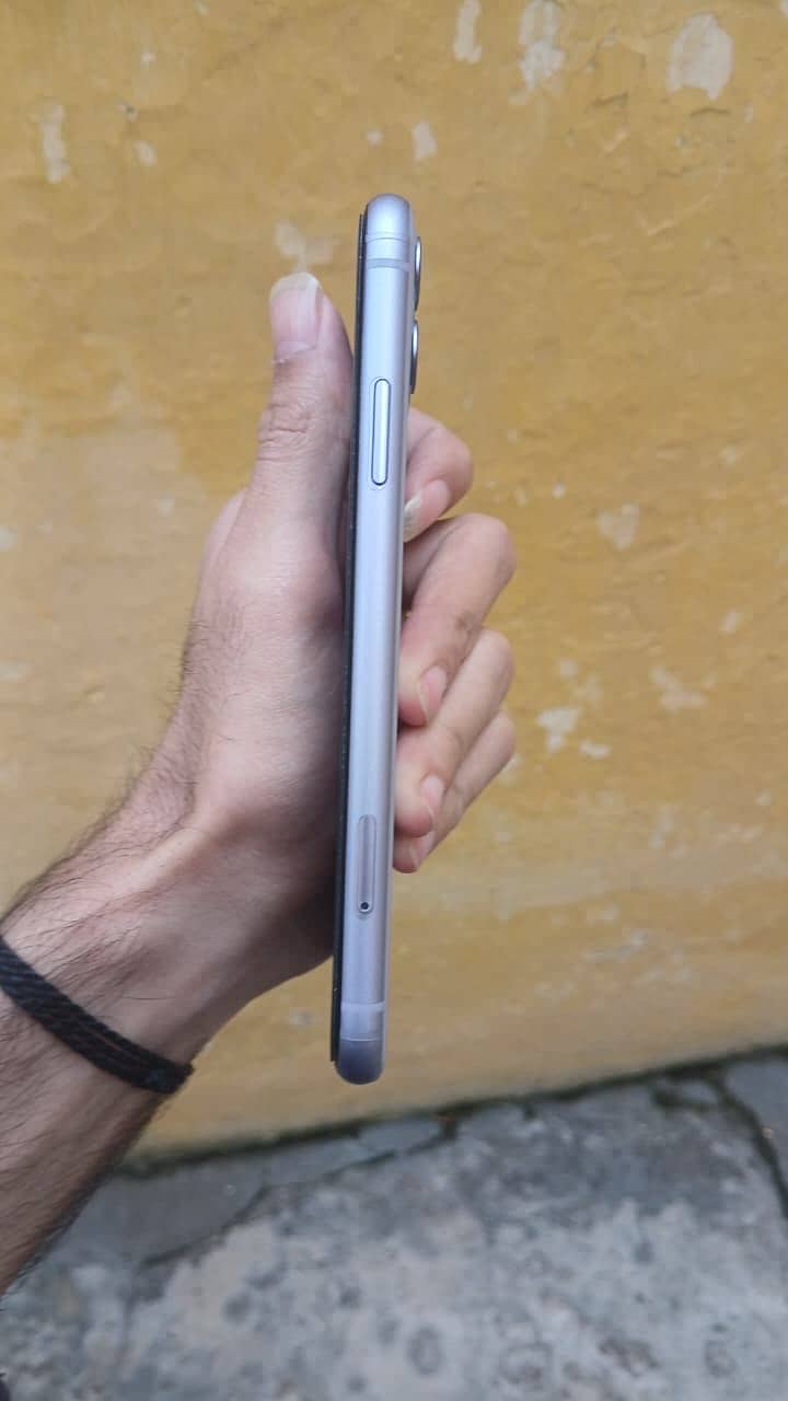 iPhone 11 4