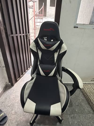 gaming chair for sale aik left wala side arm nai hai baki all ok clean