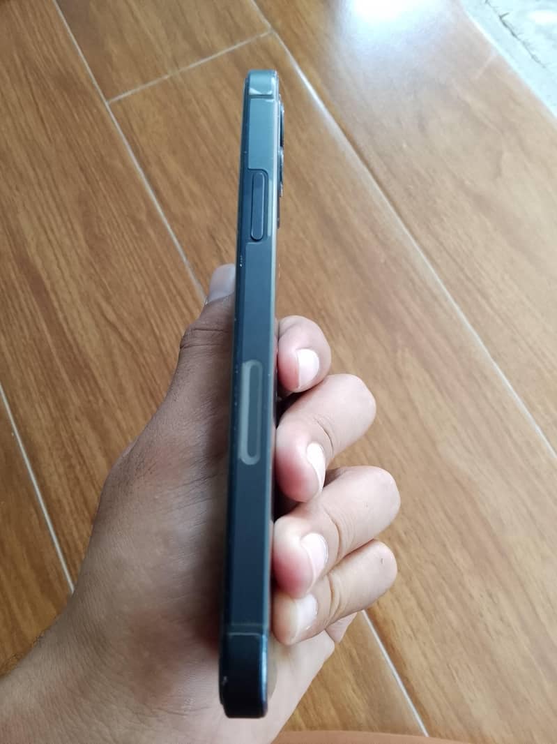 Apple iPhone 12 4