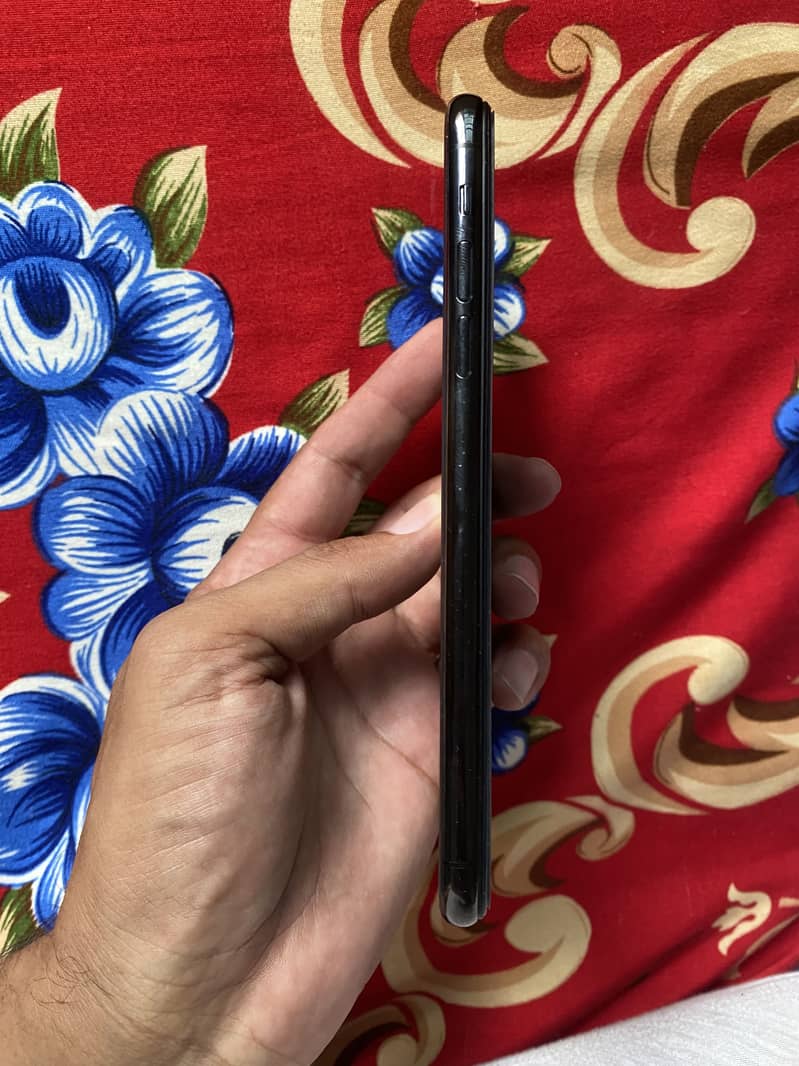 Apple iPhone 11 Pro Max 4
