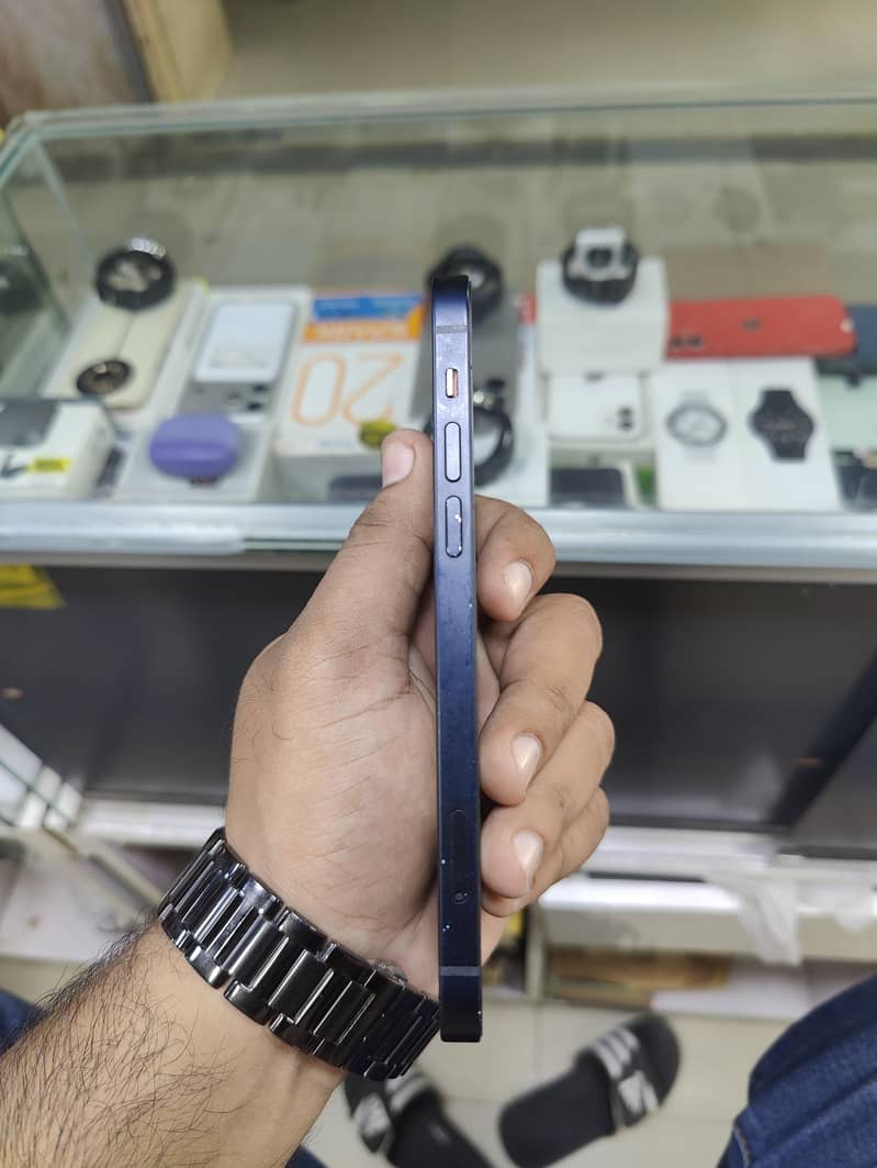 Apple iPhone 12 3