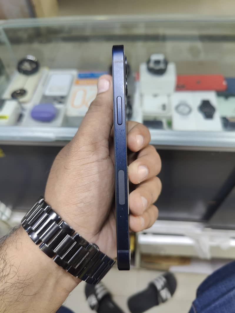 Apple iPhone 12 4