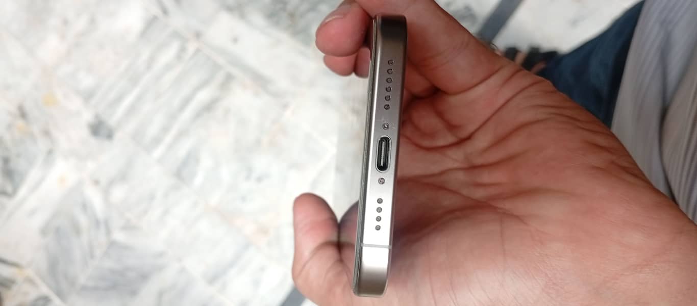 Apple iPhone 16 Pro Max 2